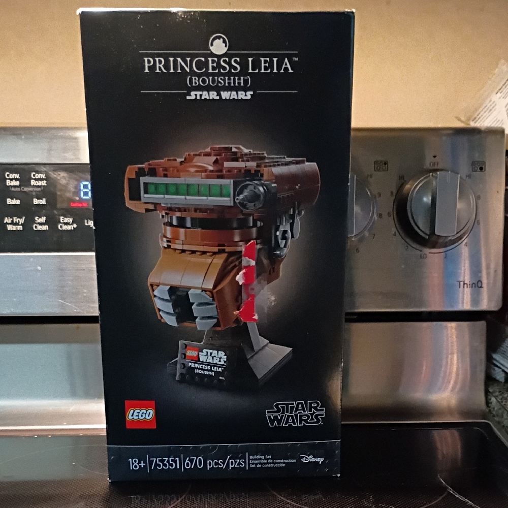 LEGO Star Wars Boushh Helmet in Brown and Black